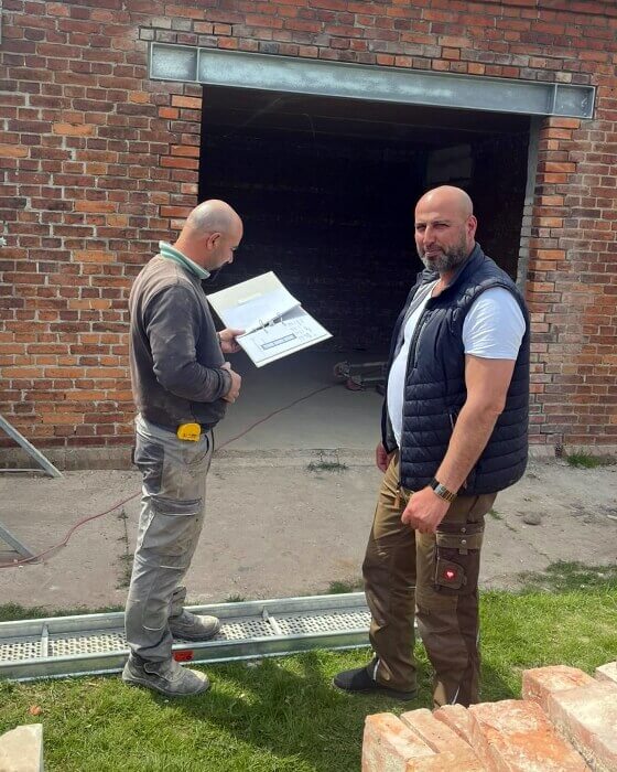 Lübzer Fugenbetrieb, vor Ort bei der Arbeit an einer Fassade