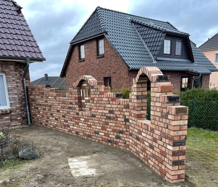 Steinmauer mit Neuverfugung