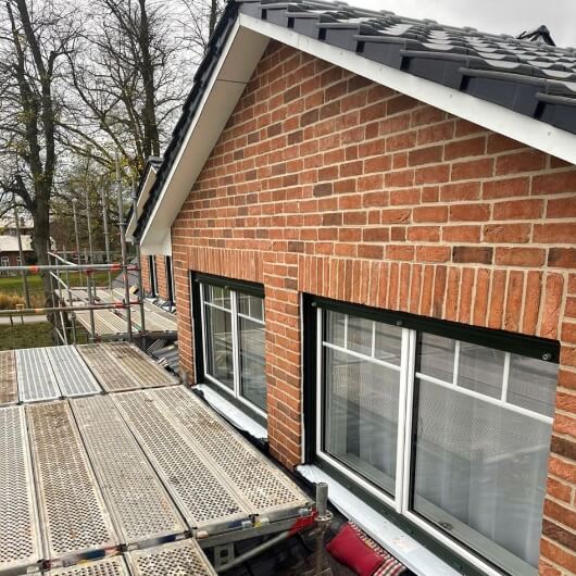 Fassade mit Gerüst, Fugensanierung